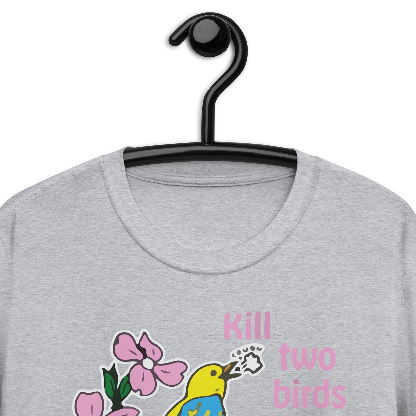 Mata dos pájaros de un tiro con una crisis climática global. Camiseta unisex de manga corta