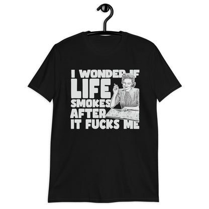 Camiseta Me pregunto si la vida fuma después de que me joda