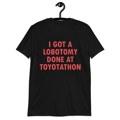 ME HE HECHO UNA LOBOTOMÍA EN TOYOTATHON Camiseta unisex de manga corta