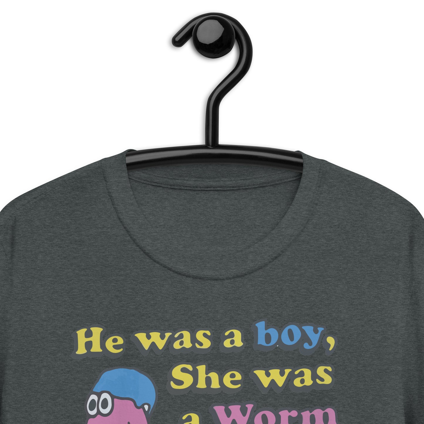 Él era un niño, ella era un gusano. Camiseta unisex