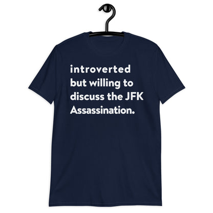 Introvertido pero dispuesto a discutir la camiseta unisex de manga corta del asesinato de JFK