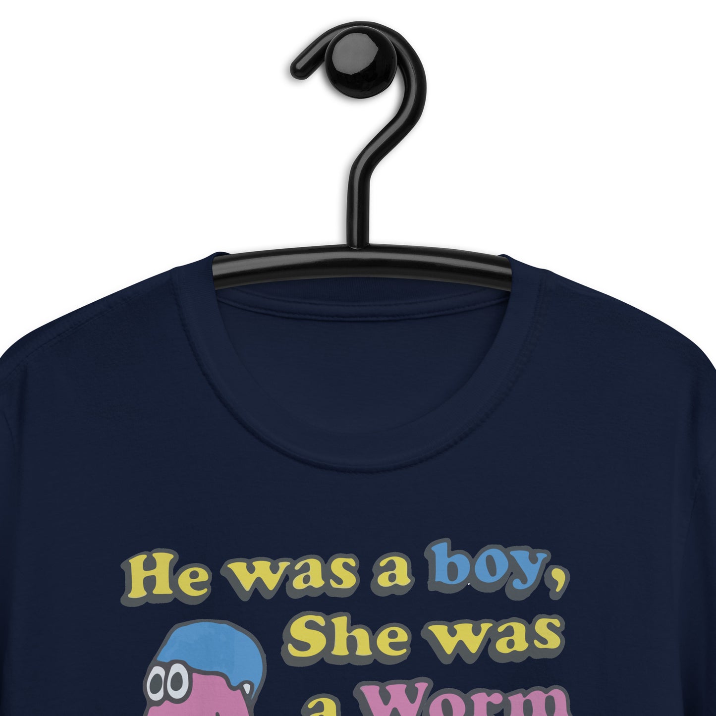 Él era un niño, ella era un gusano. Camiseta unisex