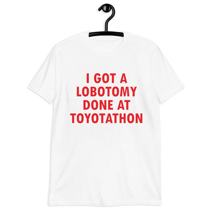 ME HE HECHO UNA LOBOTOMÍA EN TOYOTATHON Camiseta unisex de manga corta