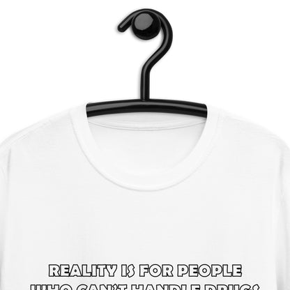 Camiseta unisex La realidad es para las personas que no pueden manejar las drogas.