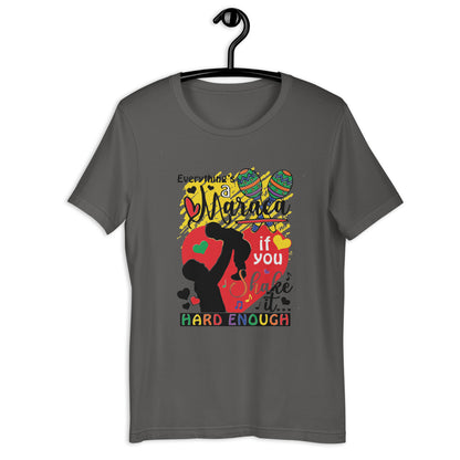 Camiseta unisex Todo es una maraca si la agitas lo suficientemente fuerte