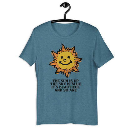 El sol está alto, el cielo es azul. Camiseta unisex