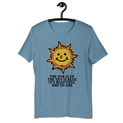 El sol está alto, el cielo es azul. Camiseta unisex